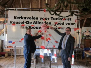 Onthulling bord Verkavelen voor Toekomst Reusel – De Mierden (bron ZLTO)